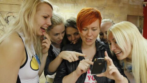 Лидер FEMEN объяснила, почему активистки стали показывать не только грудь