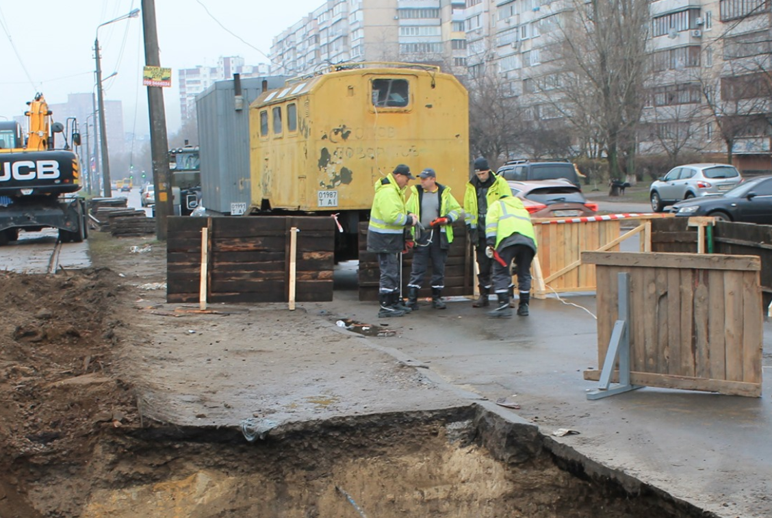 Взрыв коллектора в Киеве: четверо пострадавших