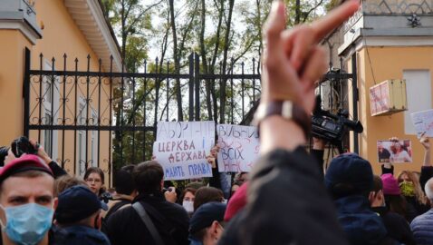 Под посольством и консульством Польши проходят митинги сторонников и противников запрета абортов