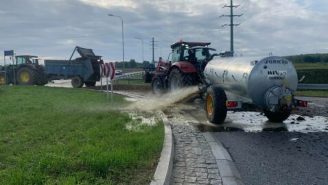 Протестующие польские фермеры заблокировали дороги и разбрасывают навоз