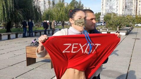 Зеленського біля ділянки зустріла гола активістка FEMEN