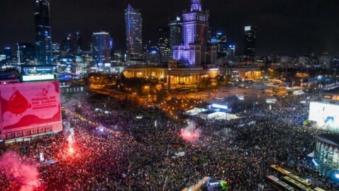 Протесты в Польше: требования отставки правительства, файеры, нападения националистов