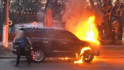 В Одессе пожарный выполнил заказ и сжёг три элитных автомобиля
