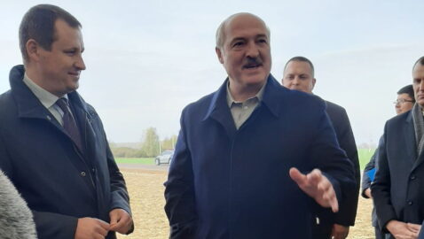 Лукашенко отдал ОМОНу половину картофеля со своего участка