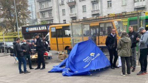 В Киеве напали с ножами на палатку ОПЗЖ и «залили» газом агитаторов