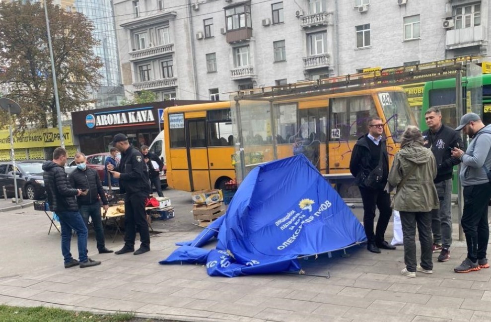 В Киеве напали с ножами на палатку ОПЗЖ и «залили» газом агитаторов