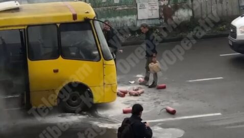 В Киеве маршрутка загорелась на ходу (видео)