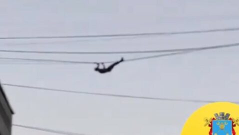 У Миколаєві голий чоловік переліз по дроту з одного будинку на інший (відео)