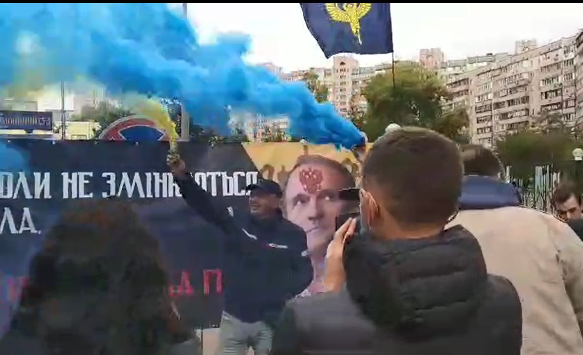 Суд частично удовлетворил иск Медведчука, протестующие зажгли дымовые шашки