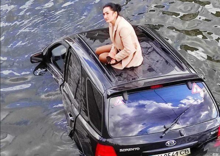 ДТП в Харькове: начальница из ГСЧС вылезла на крышу авто после падения в реку
