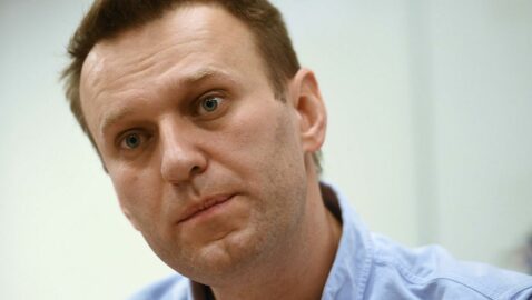 Навальный посмеялся над Песковым и решил подать на него в суд