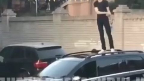 У Дніпрі п’яний підліток станцював на даху авто та обматюкав поліцейських (відео)