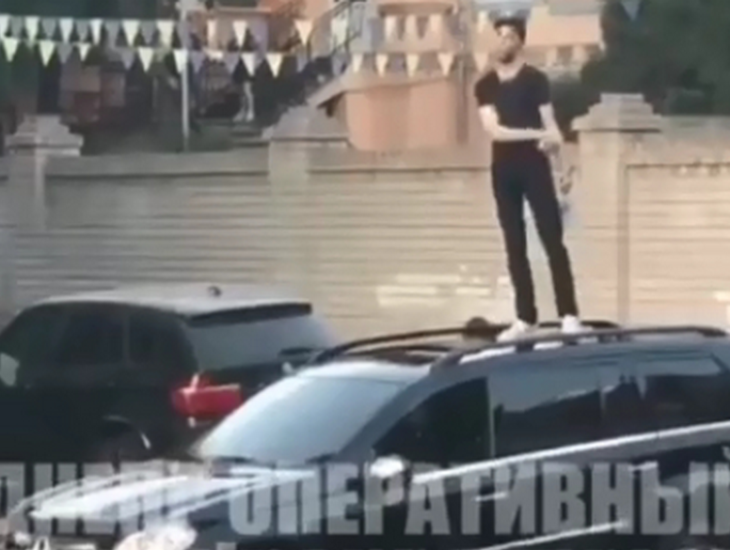 У Дніпрі п’яний підліток станцював на даху авто та обматюкав поліцейських (відео)