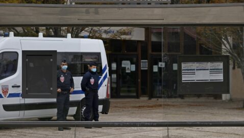 Стало известно имя 18-летнего подозреваемого в убийстве учителя во Франции