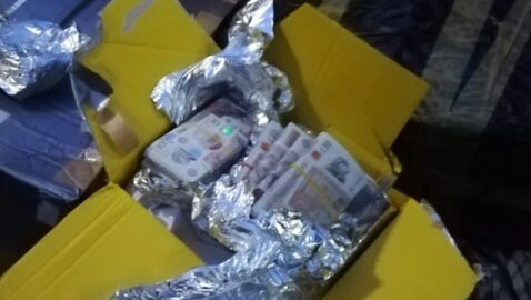 Українець намагався ввезти на батьківщину коробки з тисячами фунтів стерлінгів