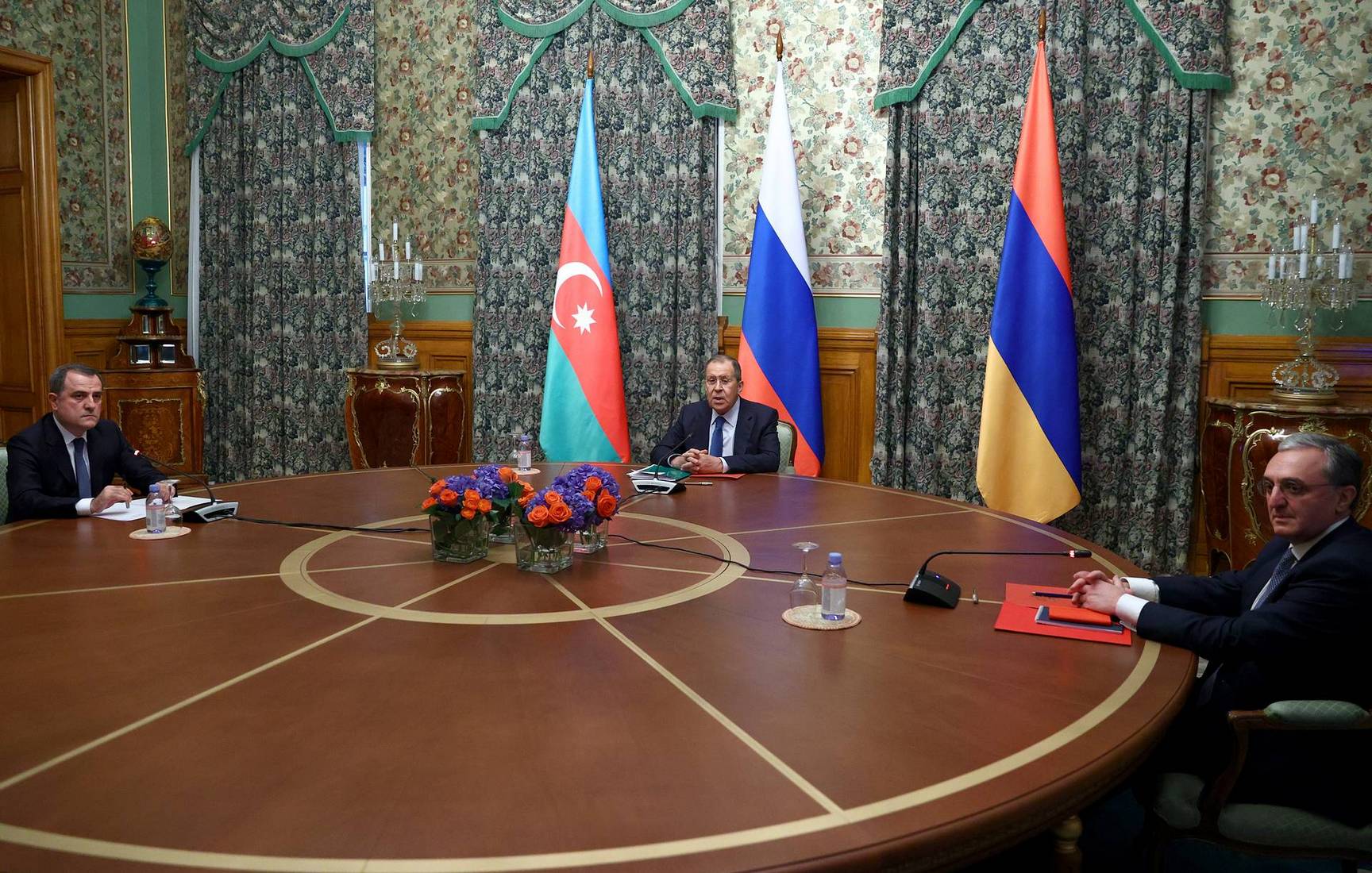 Переговоры глав МИД России, Азербайджана и Армении продолжаются седьмой час