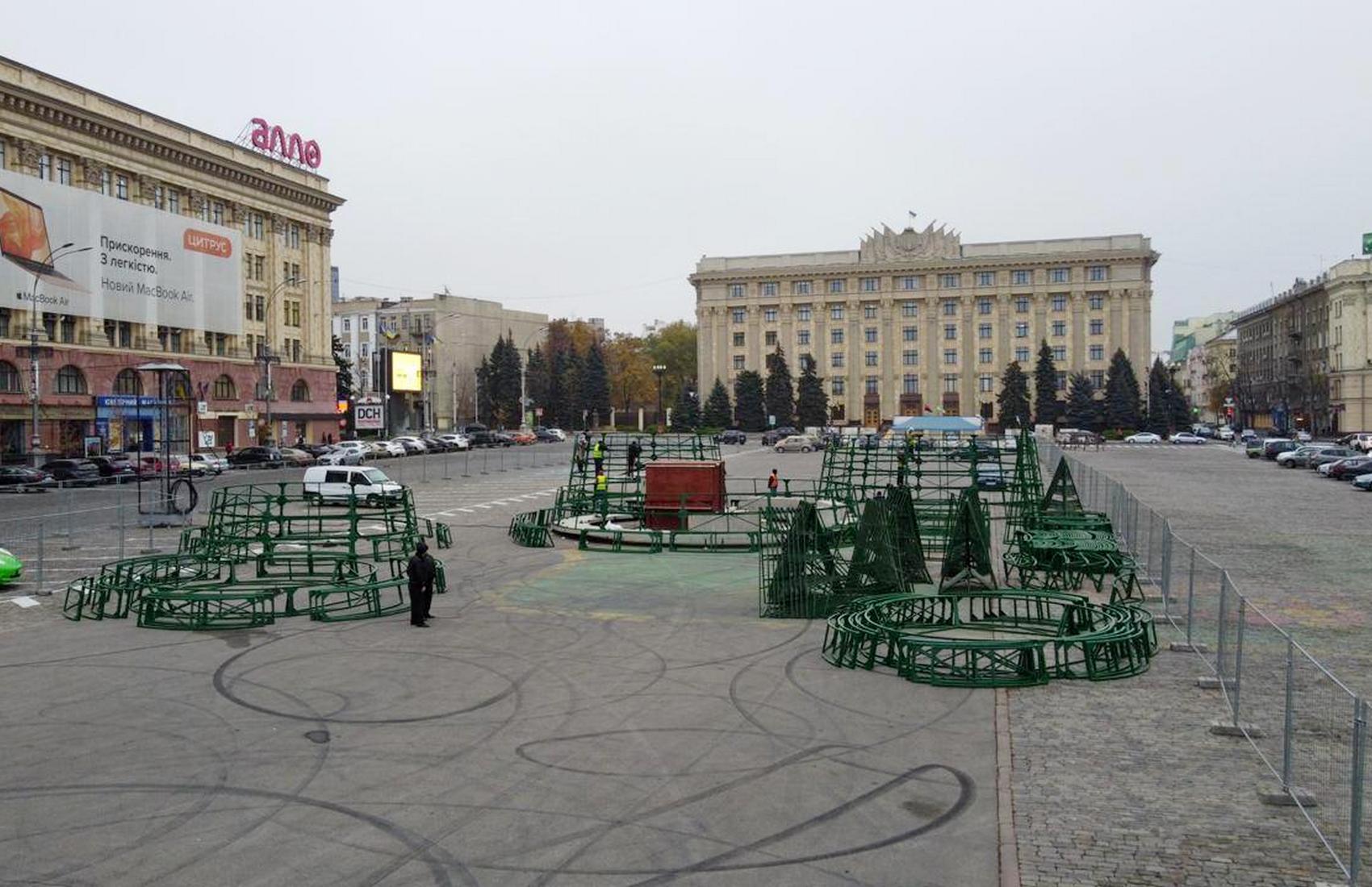 В Харькове на главной площади в Хеллоуин начали устанавливать ёлку