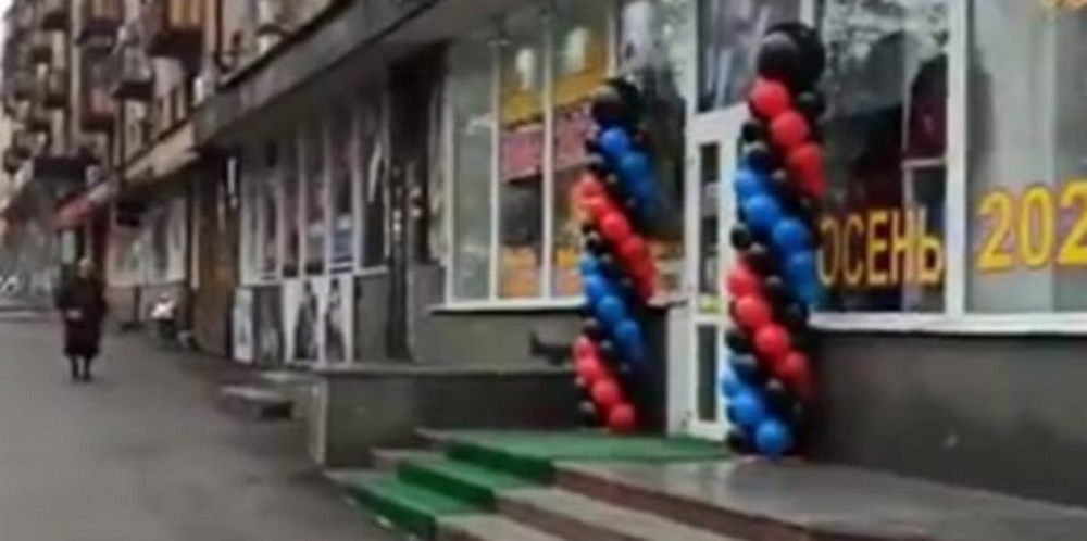 Активист потребовал от магазина убрать часть шариков, чтобы не было сходства с флагом «ДНР»