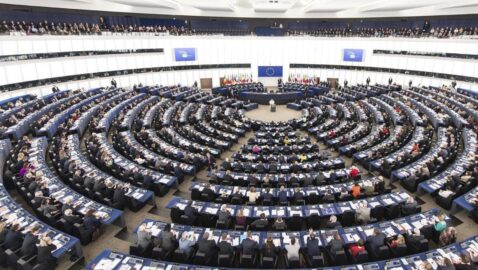 В Европарламенте призвали Зеленского не распускать, а обновить Конституционный суд