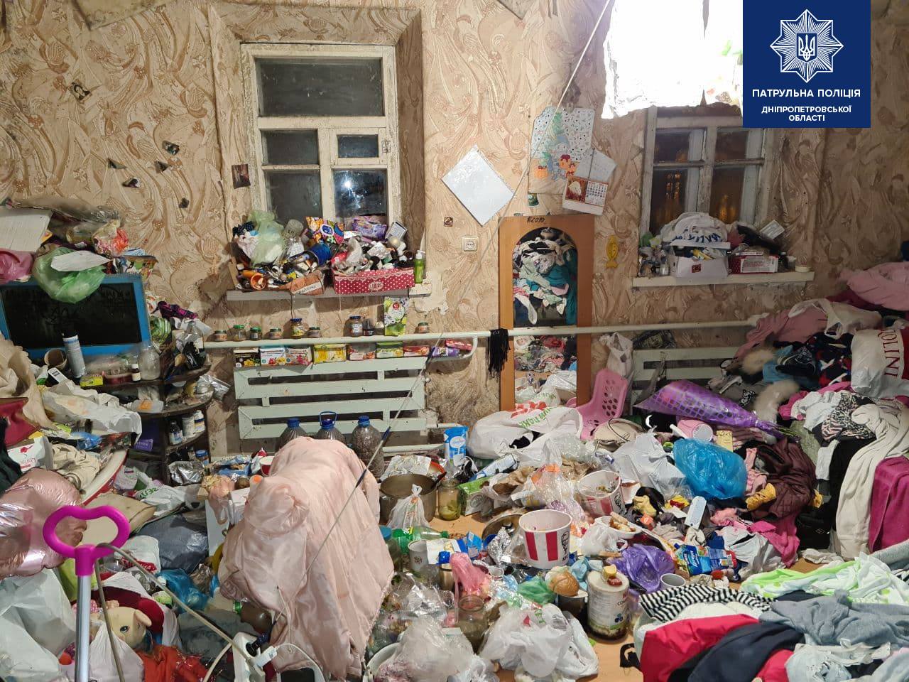 У Дніпрі п’ятеро дітей живуть на сміттєзвалищі (фото)