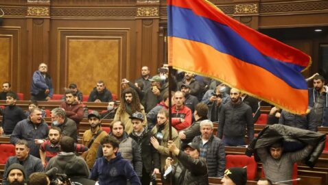 Протестующие в Ереване требуют отставки Пашиняна до полуночи