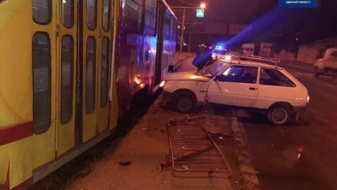 В Одессе пьяный водитель сбил на переходе военную и въехал в трамвай