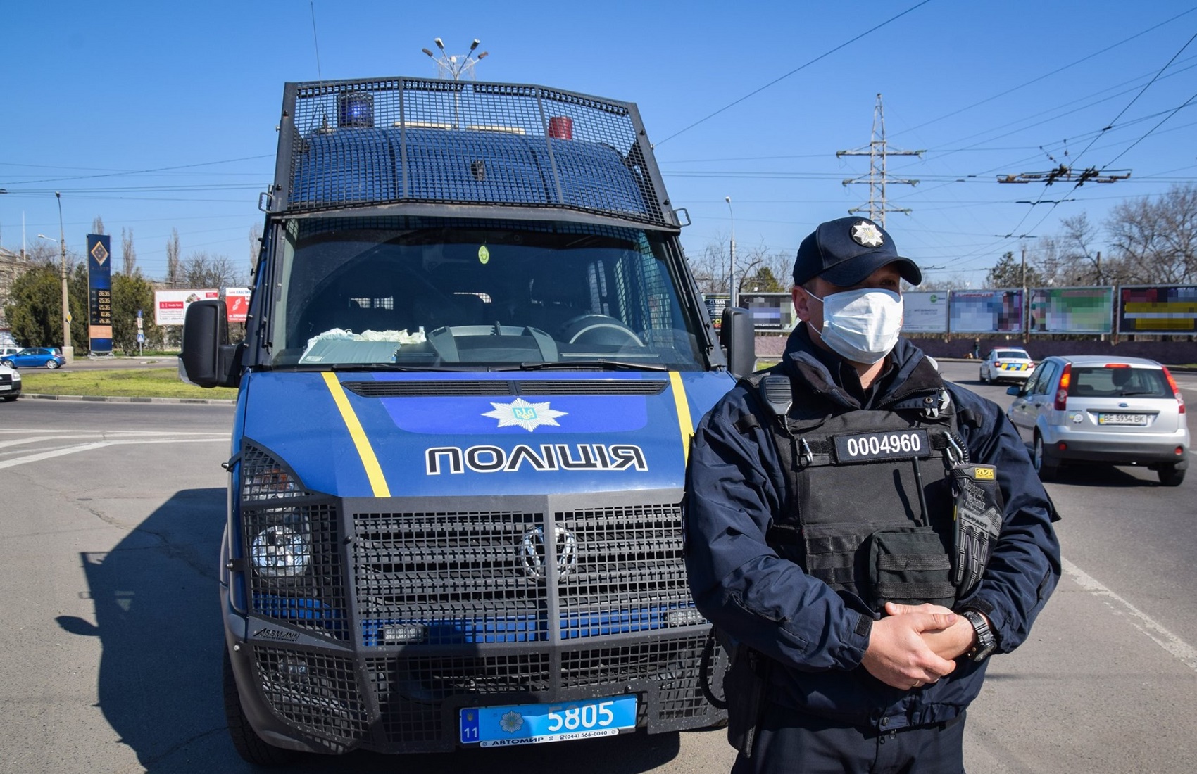 В Николаеве полиция вытащила из маршрутки и задержала пассажира без маски