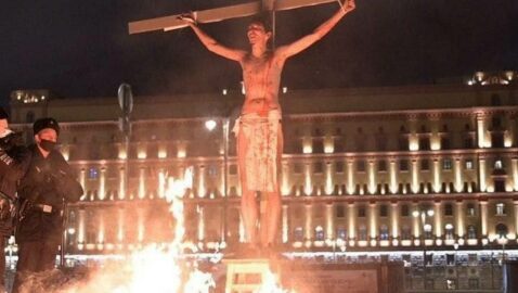 На Лубянке мужчина в образе Христа пытался устроить акцию самосожжения (видео)