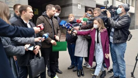 Арахамия принёс в КСУ заявление нардепов, призывающее судей уйти в отставку