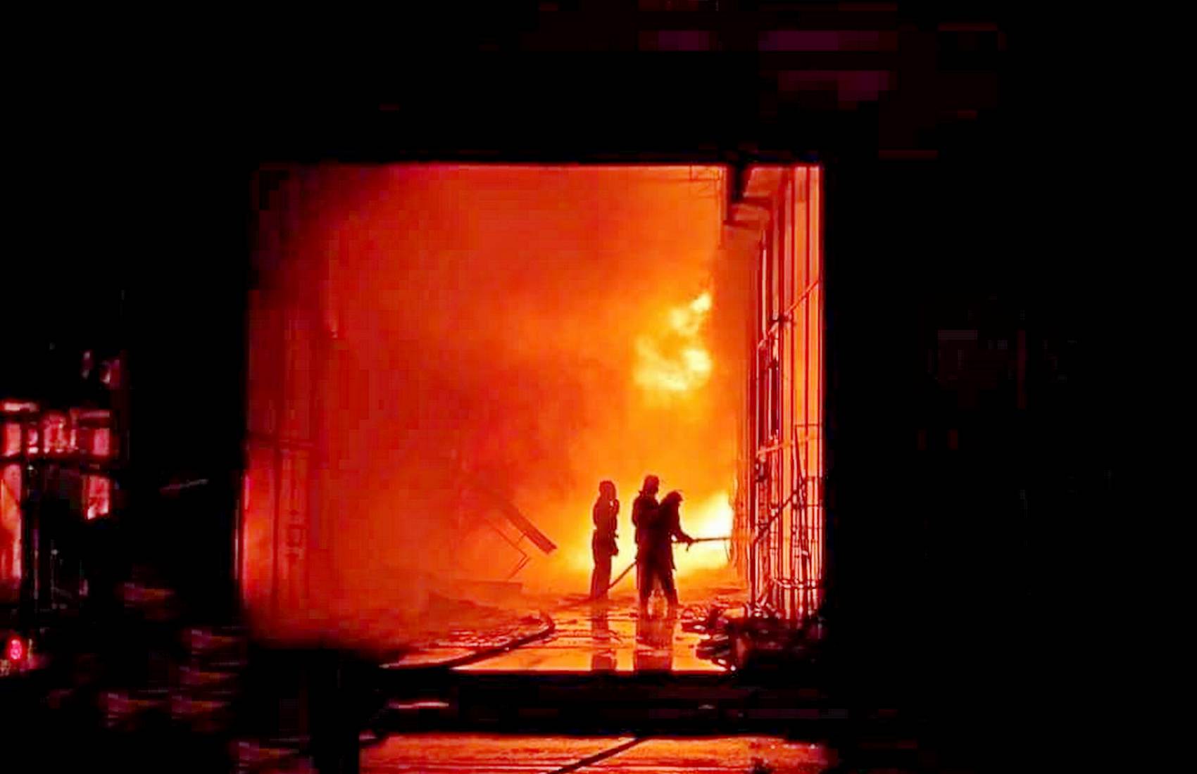Пожар в Харькове: на рынке «Барабашово» выгорело 25 павильонов (видео)