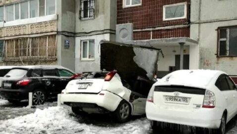 Во Владивостоке упавшая бетонная плита разнесла машину (видео)