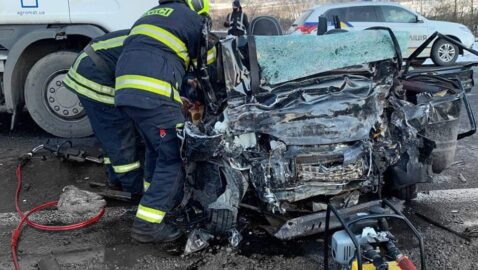 Пять человек погибли при столкновении легковушки с фурой на Закарпатье