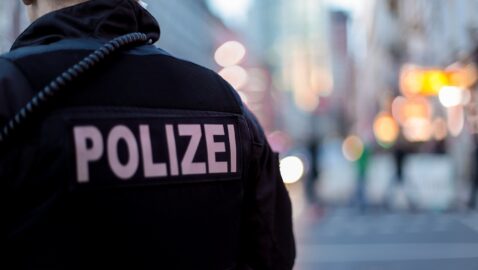 Во Франкфурте полиция водометом разогнала акции противников и сторонников коронавирусного карантина