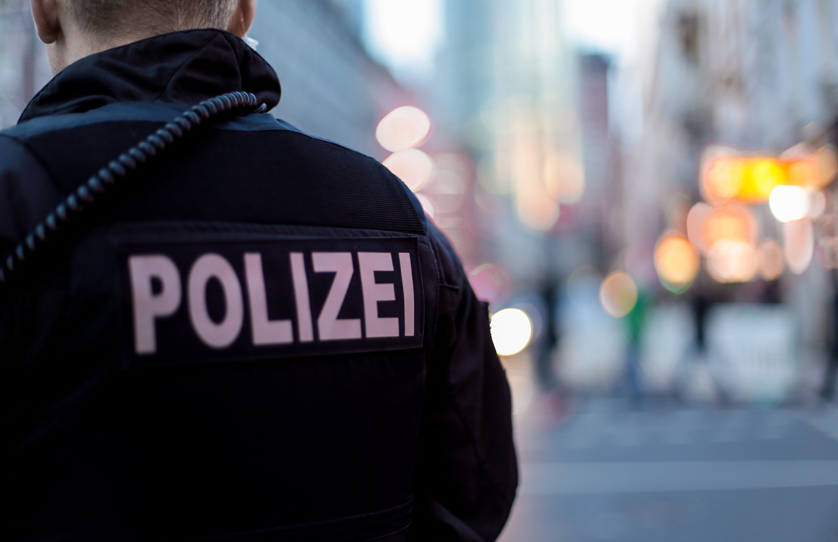 Во Франкфурте полиция водометом разогнала акции противников и сторонников коронавирусного карантина