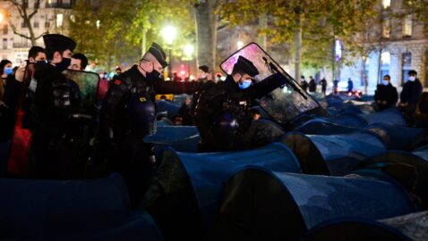 Полиция в центре Парижа разогнала лагерь беженцев