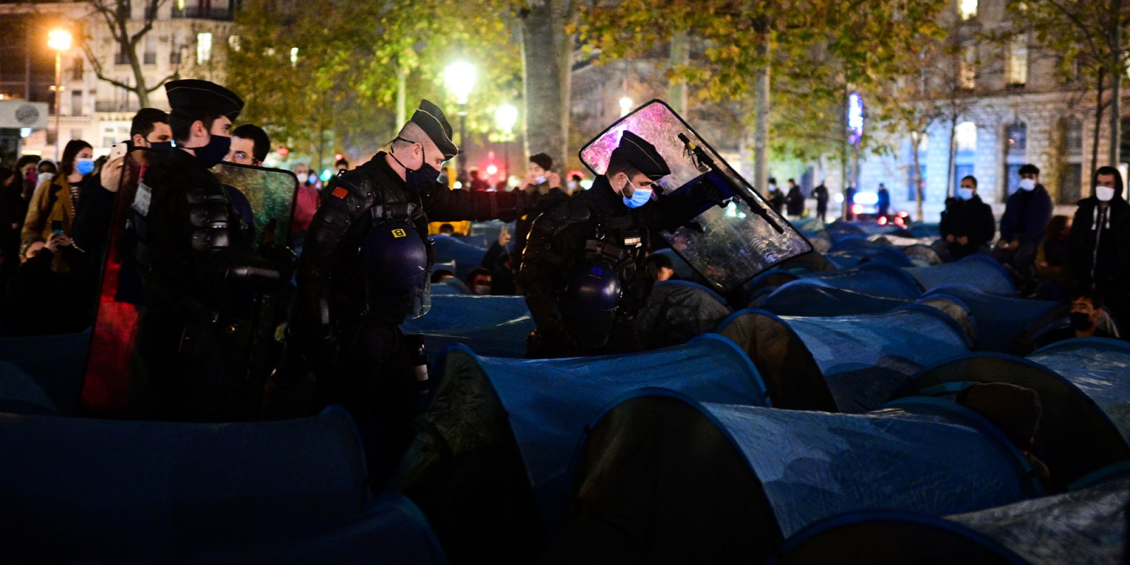 Полиция в центре Парижа разогнала лагерь беженцев