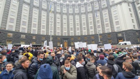 Возле Кабмина митингуют рестораторы