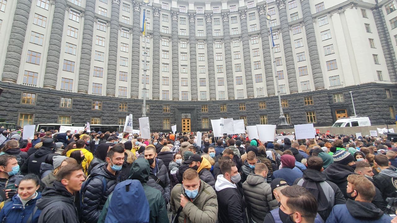 Возле Кабмина митингуют рестораторы