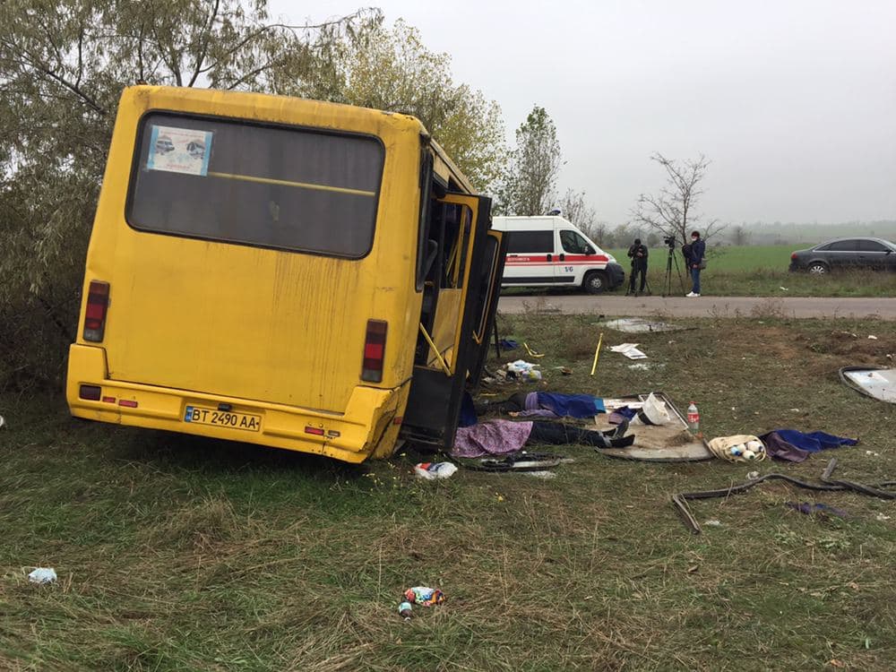 Под Херсоном перевернулся автобус с пассажирами: двое погибших