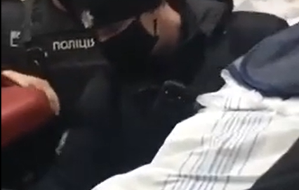 «Ты кто такой, бандит?»: полиции пришлось высаживать из поезда пассажира «под градусом» (видео)
