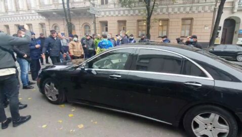 «Евробляхеры» блокировали машину Порошенко возле Рады