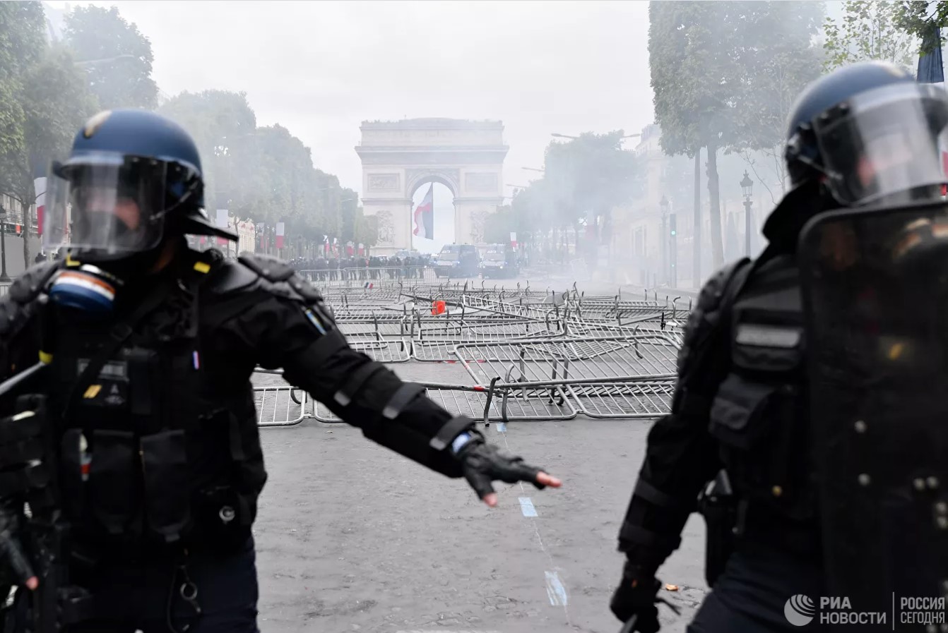 Протесты в Париже: полиция применила водометы и слезоточивый газ