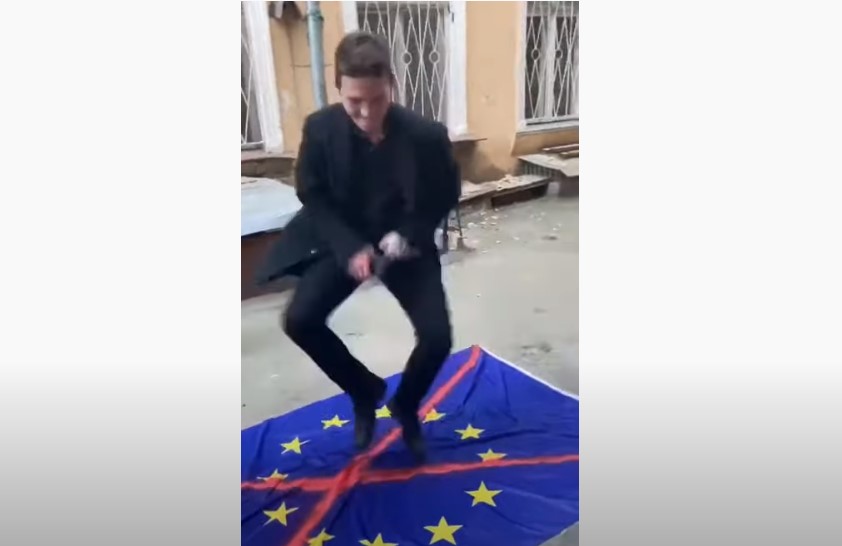 В Одессе осквернили флаг ЕС и устроили на нем танцы