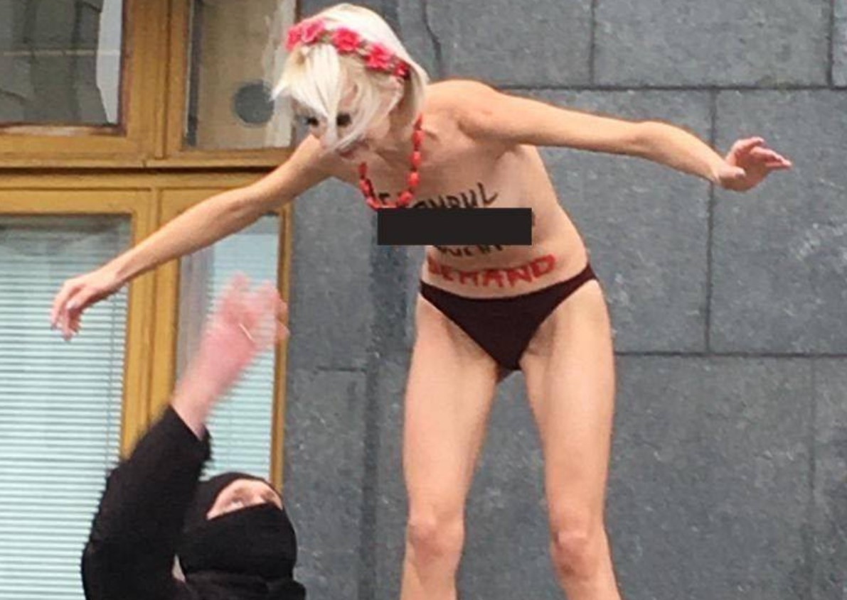 Возле ОП обнаженная активистка пыталась изобразить «девочку на шаре»