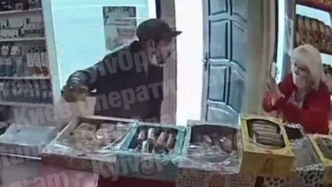 В Киеве бездомного вора выгоняли веником из магазина (видео)