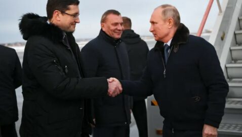 В Кремле объяснили, почему Путин был в Сарове без маски и здоровался за руку