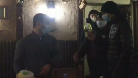 Владелец запорожского паба бросил тортом в лицо мужчины, вызвавшего полицию из-за нарушения карантина