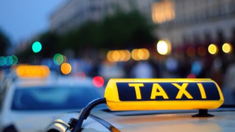 Водитель такси заснул за рулём: в ДТП погибла его пассажирка