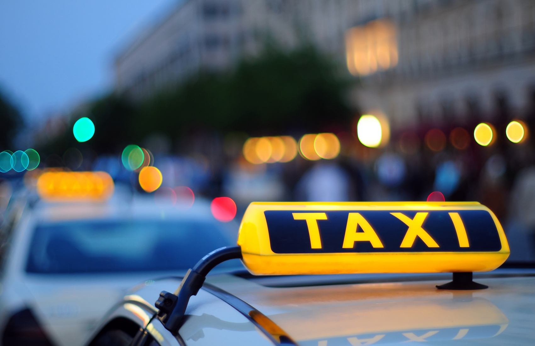 Водитель такси заснул за рулём: в ДТП погибла его пассажирка
