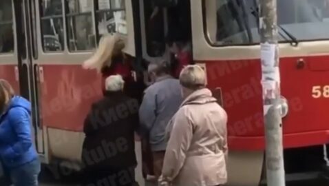 У Києві дівчину стусанами виштовхали з трамвая (відео)